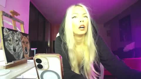 Snapshot of tinykylie chatting on 11-03-25, 11:26 stage Kylie Sinner brand CLITBAIT online show from 11-03-25, 11:26