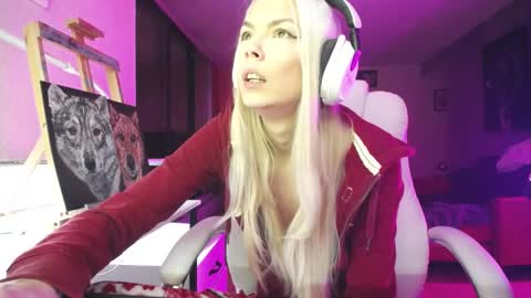 Snapshot of tinykylie chatting on 11-05-25, 03:17 stage Kylie Sinner brand CLITBAIT online show from 11-05-25, 03:17