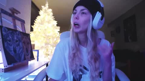 Snapshot of tinykylie chatting on 11-17-25, 10:04 stage Kylie Sinner brand CLITBAIT online show from 11-17-25, 10:04