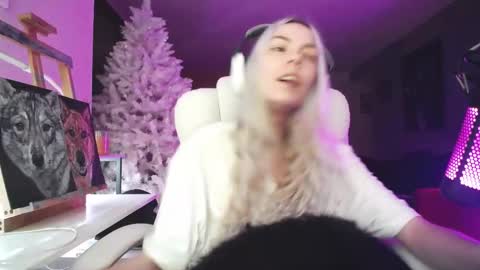 Snapshot of tinykylie chatting on 11-21-25, 10:52 stage Kylie Sinner brand CLITBAIT online show from 11-21-25, 10:52