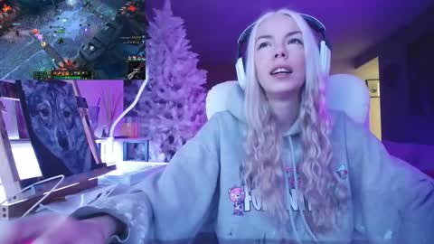 Snapshot of tinykylie chatting on 11-24-25, 11:59 stage Kylie Sinner brand CLITBAIT online show from 11-24-25, 11:59