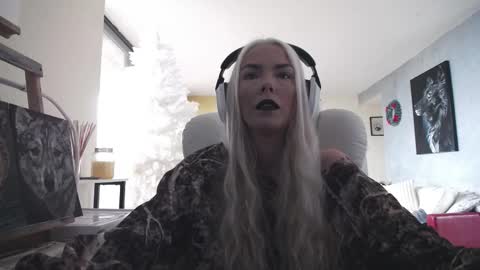 Snapshot of tinykylie chatting on 11-28-25, 02:53 stage Kylie Sinner brand CLITBAIT online show from 11-28-25, 02:53