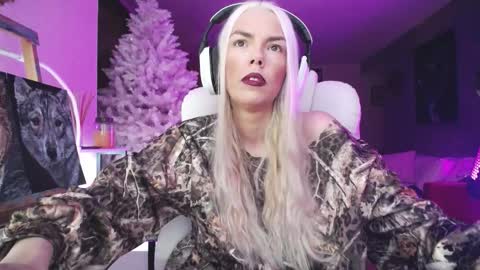 Snapshot of tinykylie chatting on 11-29-25, 02:58 stage Kylie Sinner brand CLITBAIT online show from 11-29-25, 02:58