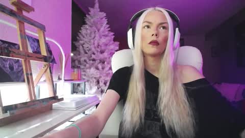 Snapshot of tinykylie chatting on 12-02-25, 07:36 stage Kylie Sinner brand CLITBAIT online show from 12-02-25, 07:36