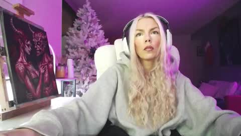 Snapshot of tinykylie chatting on 12-15-25, 09:08 stage Kylie Sinner brand CLITBAIT online show from 12-15-25, 09:08