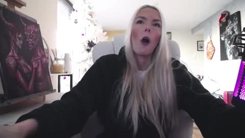 Snapshot of tinykylie chatting on 12-17-25, 08:26 stage Kylie Sinner brand CLITBAIT online show from 12-17-25, 08:26