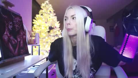 Snapshot of tinykylie chatting on 12-19-25, 08:43 stage Kylie Sinner brand CLITBAIT online show from 12-19-25, 08:43