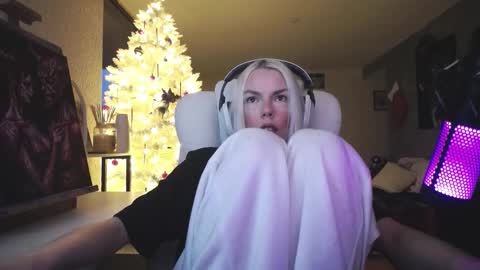 Snapshot of tinykylie chatting on 12-19-25, 08:49 stage Kylie Sinner brand CLITBAIT online show from 12-19-25, 08:49