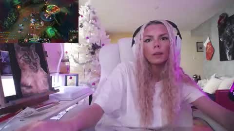 Snapshot of tinykylie chatting on 01-11-26, 12:54 stage Kylie Sinner brand CLITBAIT online show from 01-11-26, 12:54