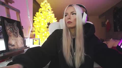 Snapshot of tinykylie chatting on 01-12-26, 11:10 stage Kylie Sinner brand CLITBAIT online show from 01-12-26, 11:10