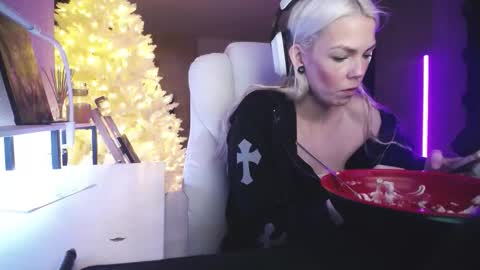 Snapshot of tinykylie chatting on 02-03-26, 02:53 stage Kylie Sinner brand CLITBAIT online show from 02-03-26, 02:53