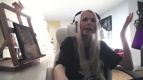 Snapshot of tinykylie chatting on 02-10-26, 08:35 stage Kylie Sinner brand CLITBAIT online show from 02-10-26, 08:35