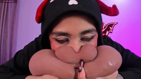   Independent model online show from 09-25-25, 11:52