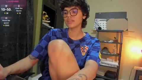 Snapshot of tokyo_uwu chatting on 12-26-24, 11:32 sofi 3 online show from 12-26-24, 11:32