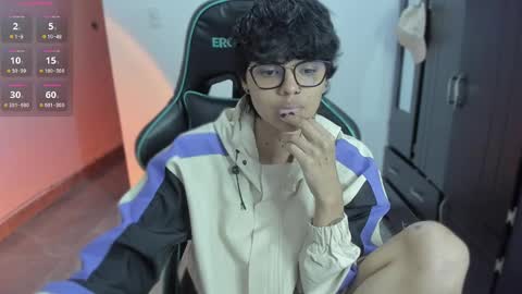 Snapshot of tokyo_uwu chatting on 12-29-24, 07:50 sofi 3 online show from 12-29-24, 07:50