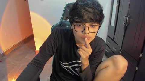 Snapshot of tokyo_uwu chatting on 01-07-25, 01:28 sofi 3 online show from 01-07-25, 01:28