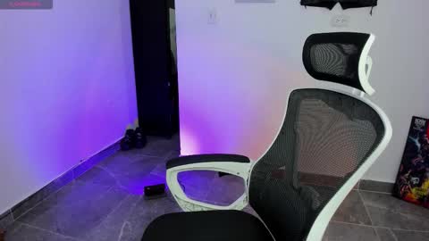 Snapshot of tokyo_uwu chatting on 10-10-25, 01:26 sofi 3 online show from 10-10-25, 01:26