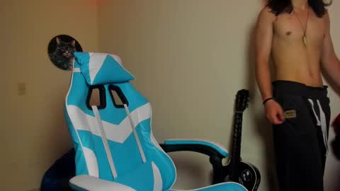 Snapshot of tom_1945 chatting on 10-06-25, 01:47 tom online show from 10-06-25, 01:47