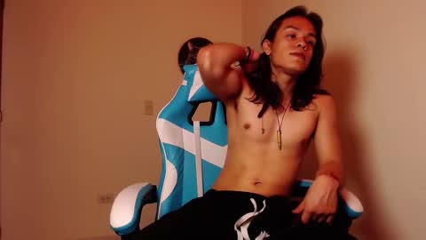 Snapshot of tom_1945 chatting on 10-13-25, 03:39 tom online show from 10-13-25, 03:39