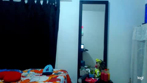 Snapshot of tomboyblue chatting on 12-12-24, 01:32 Blue online show from 12-12-24, 01:32