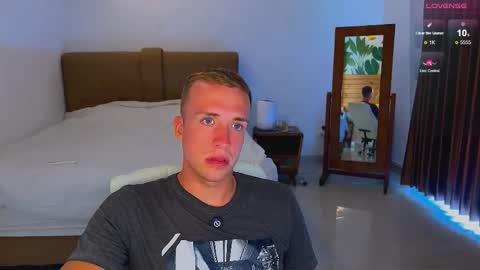 Snapshot of tommy_cumfinger chatting on 09-26-25, 03:43 Tommy online show from 09-26-25, 03:43