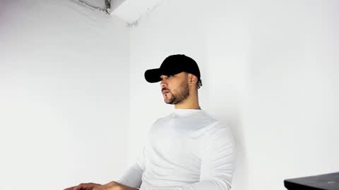 Snapshot of tommy_sccott chatting on 10-31-25, 10:33 tommy_sccott online show from 10-31-25, 10:33