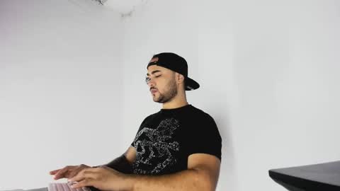 Snapshot of tommy_sccott chatting on 11-02-25, 10:12 tommy_sccott online show from 11-02-25, 10:12