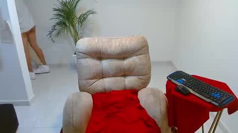 tomy337271 online show from 12-04-25, 04:27