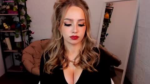 Snapshot of top_twins chatting on 02-19-25, 06:11 Yara online show from 02-19-25, 06:11