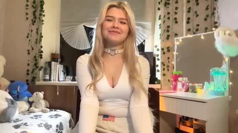 Snapshot of torriperno chatting on 11-26-25, 04:30 Lina online show from 11-26-25, 04:30