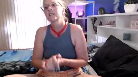 Snapshot of total_aussie_milfs chatting on 01-28-25, 11:17 Milly online show from 01-28-25, 11:17