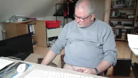 Snapshot of toto758 chatting on 10-13-25, 11:43 toto758 online show from 10-13-25, 11:43