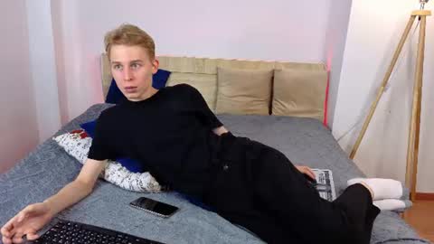 Snapshot of toxicpassion chatting on 07-10-26, 12:19 Max online show from 07-10-26, 12:19