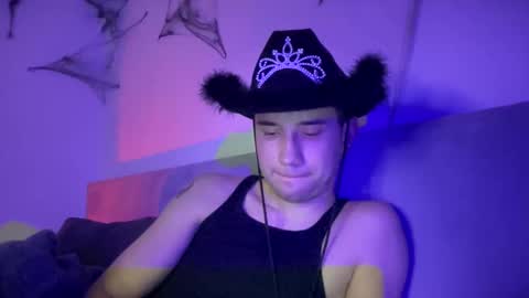 Snapshot of trendygay chatting on 11-16-25, 06:13 trendygay online show from 11-16-25, 06:13