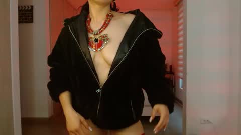 Snapshot of trinity_prestige chatting on 01-26-25, 10:35 TRINITY online show from 01-26-25, 10:35