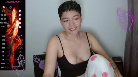 Snapshot of trixie_tangg chatting on 02-14-25, 11:42 Kitty online show from 02-14-25, 11:42