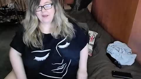 Snapshot of tviks chatting on 02-20-25, 01:25 Lana online show from 02-20-25, 01:25