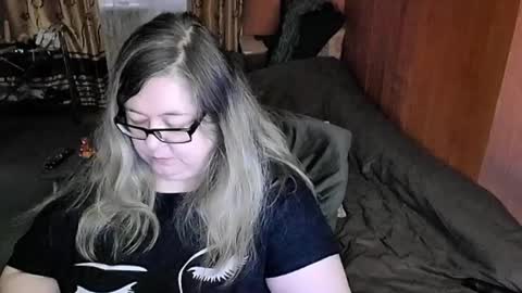 Snapshot of tviks chatting on 02-23-25, 01:02 Lana online show from 02-23-25, 01:02