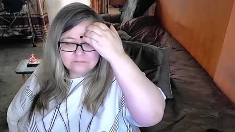 Snapshot of tviks chatting on 03-08-25, 03:39 Lana online show from 03-08-25, 03:39