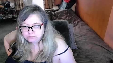 Snapshot of tviks chatting on 03-12-25, 05:24 Lana online show from 03-12-25, 05:24