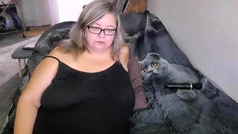 Snapshot of tviks chatting on 09-12-25, 12:11 Lana online show from 09-12-25, 12:11