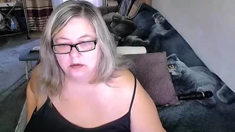 Snapshot of tviks chatting on 09-24-25, 11:41 Lana online show from 09-24-25, 11:41