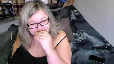 Snapshot of tviks chatting on 10-02-25, 01:12 Lana online show from 10-02-25, 01:12