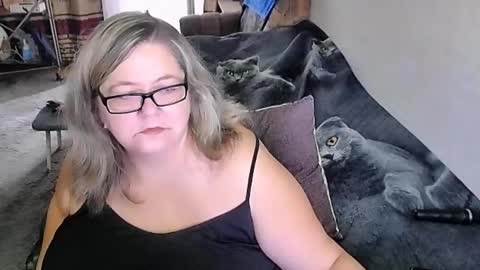 Snapshot of tviks chatting on 10-04-25, 02:42 Lana online show from 10-04-25, 02:42