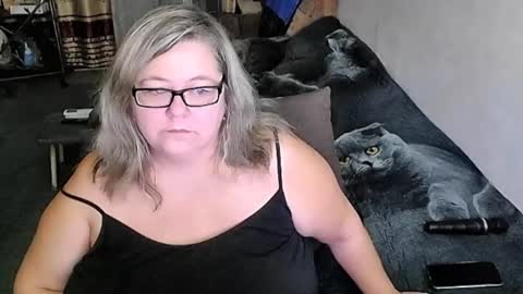 Snapshot of tviks chatting on 10-08-25, 10:07 Lana online show from 10-08-25, 10:07