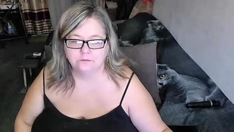 Snapshot of tviks chatting on 10-12-25, 06:40 Lana online show from 10-12-25, 06:40