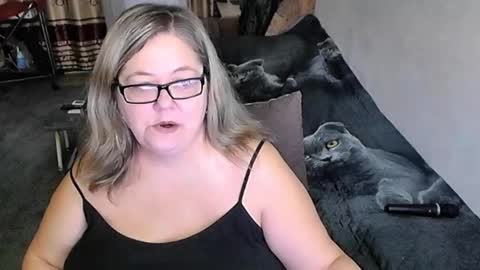 Snapshot of tviks chatting on 10-14-25, 12:22 Lana online show from 10-14-25, 12:22