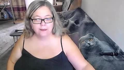 Snapshot of tviks chatting on 10-16-25, 02:34 Lana online show from 10-16-25, 02:34