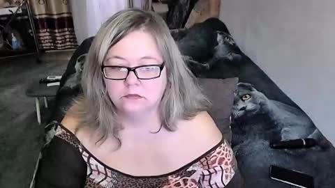 Snapshot of tviks chatting on 10-17-25, 04:04 Lana online show from 10-17-25, 04:04