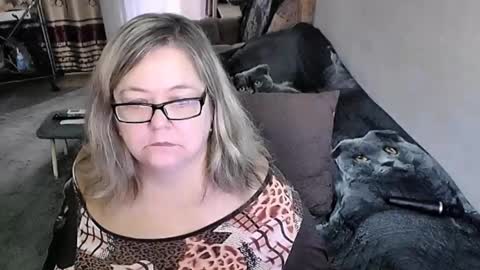 Snapshot of tviks chatting on 10-18-25, 01:19 Lana online show from 10-18-25, 01:19